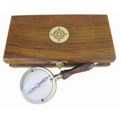 Kompas k čítaniu máp v drevenej krabičke