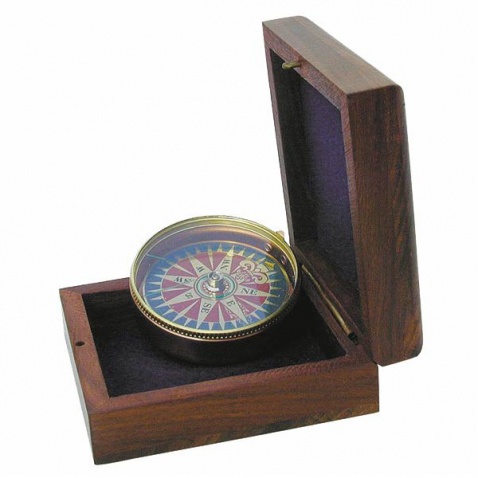 Kompas v drevenej krabičke