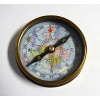 Kompas v drevenej krabičke