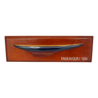 Model lode Endeavour I na drevené doske 37,5x12x4,5cm