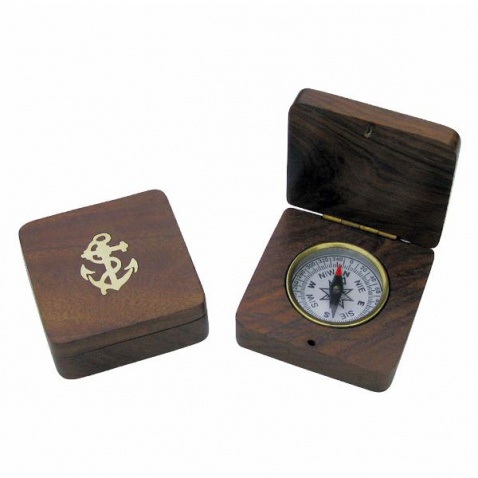 Kompas vsadený do drevenej krabičky